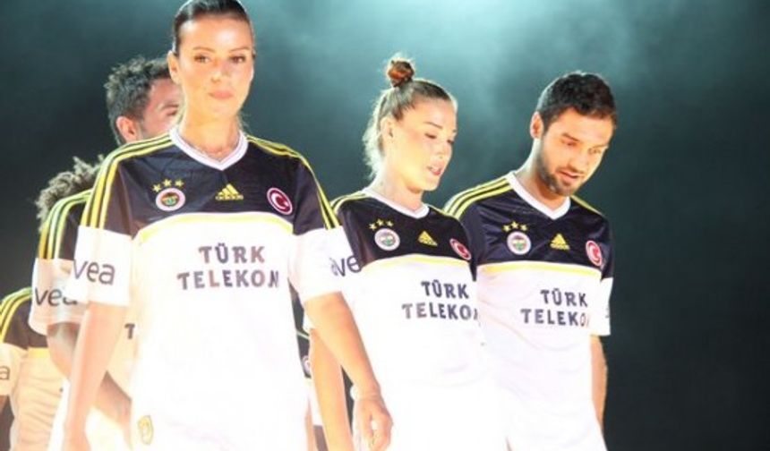 Fenerbahçe formaları defileyle tanıtıldı