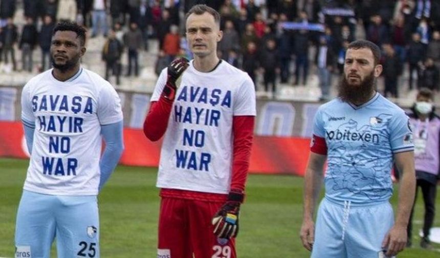 Ezrurumsporlu futbolcu Aykut Demir 'Savaşa hayır' tişörtü giymeyi reddetti
