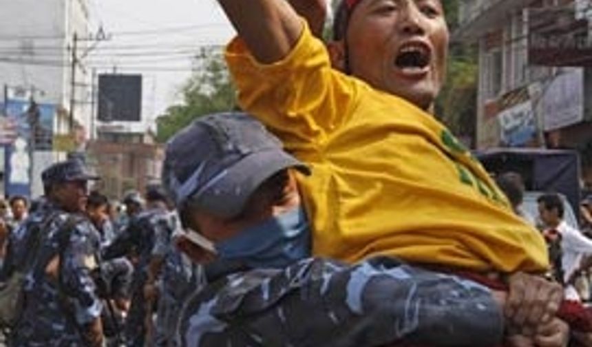 Çin'de iki Tibetli kendini yaktı