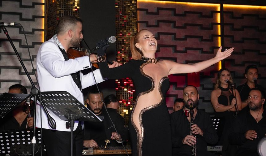 Pınar Eliçe yılan tasarımlı kostümüyle sahnelere geri döndü