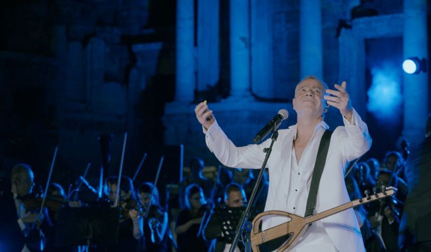 Levent Yüksel Denizli'de Hierapolis Antik Tiyatro'da konser verdi