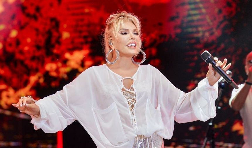 Ajda Pekkan İzmir Açıkhava Tiyatrosu'ndan Startı Verdi