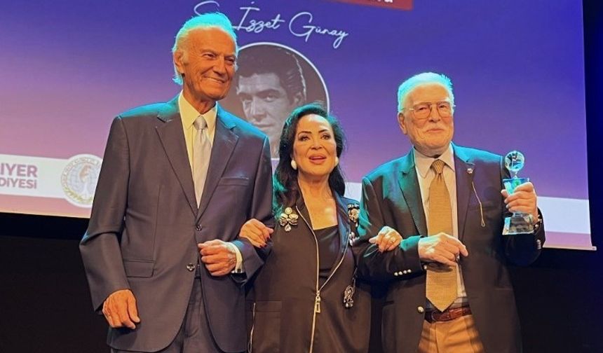 Türkan Şoray kendisinin yaptığı tabloyu kız çocuklarının eğitimi için bağışladı.