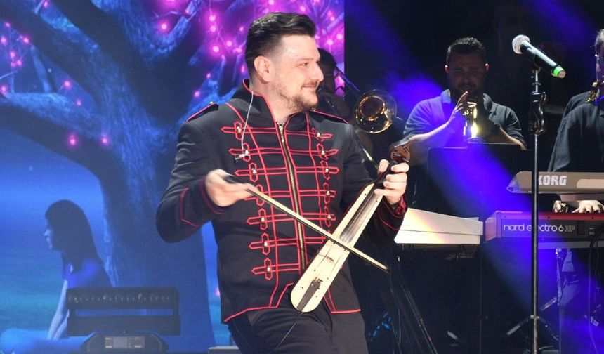 Ekin Uzunlar Harbiye'de ki ilk konserinde Volkan Konak'ı andı