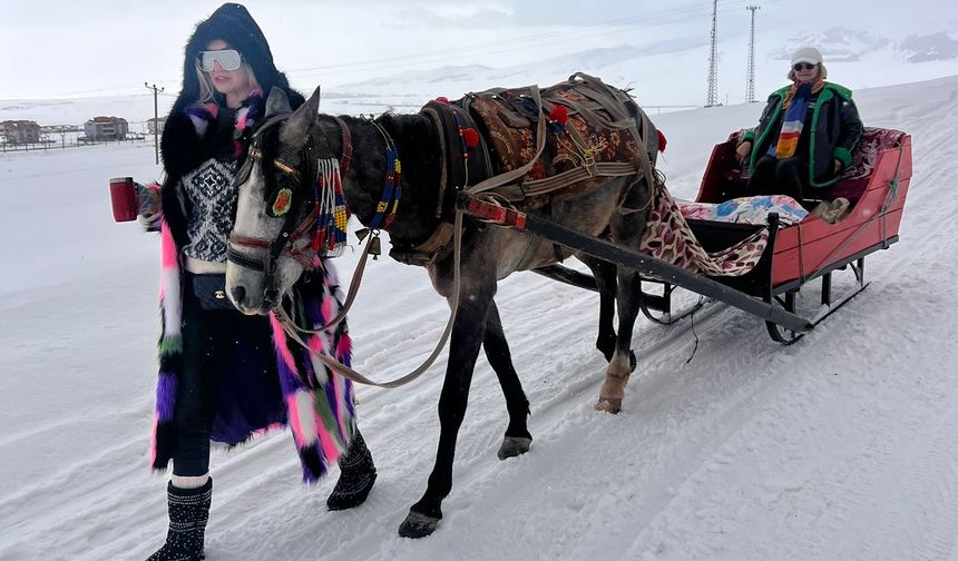 TUĞBA ÖZAY SARIKAMIŞ'TA KAYAK YAPTI
