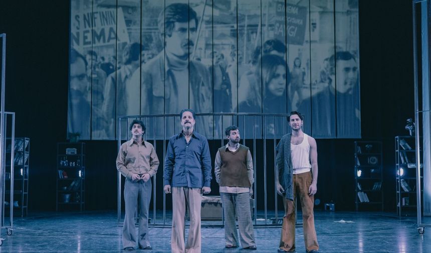 Tarık Akan'ın 'Anne Bak Kafamda Bit Var' kitabı tiyatro sahnesinde!