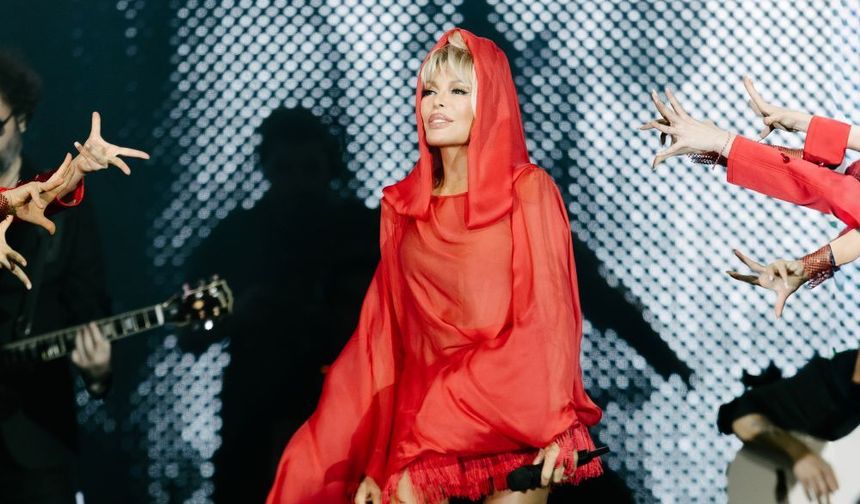 AJDA PEKKAN ÜLKER ARENA'YI SALLADI