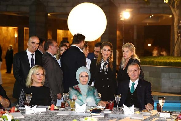 Emel Sayın, Cumhurbaşkanı Recep Tayyip Erdoğan&#039;ın verdiği iftar yemeğinde hazır bulundu