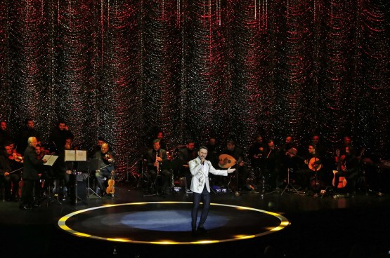 Konserinin ilk bölümünde 32 kişilik dev orkestra ile Türk Sanat Müziği klasiklerini seslendiren Tarkan, ikinci bölümde ise hep bir ağızdan söylenen pop şarkılar ile yediden yetmişe herkesi coşturdu.