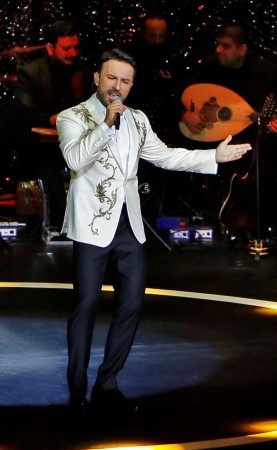 Konserinde zaman zaman konuşmalarda yapan Tarkan, Türkiye'nin zor günlerden geçtiğini söyledi.