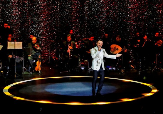 Tarkan bu yıl sevenleriyle iki bölüm ve iki farklı orkestra ile buluştu. 

İlk bölümde Tarkan, “Ahde Vefa” albümünün müzik yönetmenliğini ve aranjörlüğünü Ali İhsan Kısaç’ın yönetmenliğindeki 32 kişilik orkestra ile sahne aldı. Megastar Tarkan, Türk Müziği’nin unutulmaz eserlerinden “Dönülmez Akşamın Ufkundayız”, “Veda Busesi”, “Kaderimde Zehir Olsa” ve “Zeytin Gözlüm”ü seslendirdi.