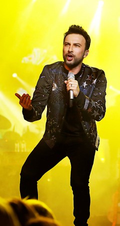 Megastar Tarkan konserini tamamladıktan sonra alkış yağmuru dinmeyince "Cubba" adlı şarkı ile bis yaptı.