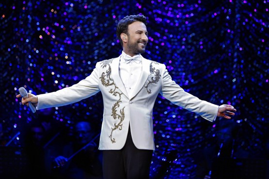 Konserinde rahmetli Müzeyyen Senar'ı anan Tarkan Cumhuriyet'in Divası'nın gelmiş geçmiş en büyük efsane olduğunu söyledi. Konseri Müzeyyen Senar'ın kızı Feraye de izledi. Tarkan  Senar'ı andıktan sonra; "Öp Beni Ne Olursun" adlı hareketli şarkı ile konserine devam etti. Tarkan işlemeli beyaz ceketi ve kostümleri ile Sanat Güneşi Zeki Müren'i akıllara getirirken, danslarıyla da büyük beğeni topladı.