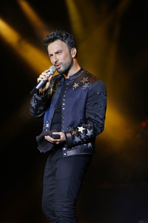 "Zor günlerden geçiyoruz"

İzleyiciye, "Bu konserde bugün iyi hissediyor musunuz?" diye soran Tarkan, "Evet" yanıtını alınca, "Önemli olan o. Zor günlerden geçiyoruz, ülkece, milletçe, daha çok acıyı göğüsleyebilmek için, inanıyorum ki böyle sanatla, müzikle deşarj olmamız lâzım! Tekrar enerjiyle dolmamız lâzım ki güçlenebilelim. Yoksa, sıkıntı.. O yüzden bu gece kurtları dökülem. Kızarlarsa da, laf ederlerse de vebali benim boynuma" dedi.