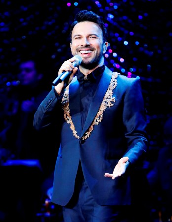Tarkan'a sahnede 32 kişilik dev orkestra eşlik etti.