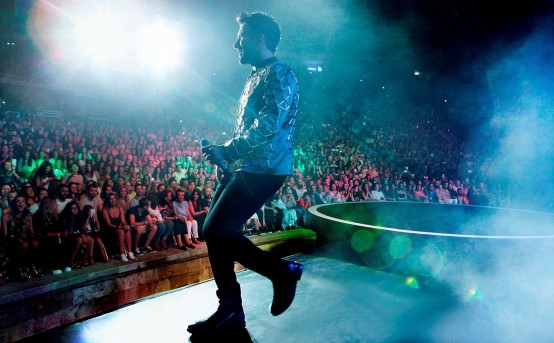 Klasikleşen Türk Müziği şarkıları ile konserine başlayan Tarkan, Harbiye’yi dolduran sevenlerini uzun yıllar hafızalardan silinmeyecek makamlar arası bir yolculuğa çıkardı. Perdeler ikinci kez açıldığında “Cuppa” şarkısıyla pop bölümüne coşkulu bir başlangıç yapan Megastar, “Şimdi tek ses olmuyor muyuz?” diyerek tüm Açıkhava’yı ayağa kaldırdı. Tarkan, “Beni Anlama” ve “Unutmamalı” şarkısıyla sevenlerini romantik dakikalar yaşattı.