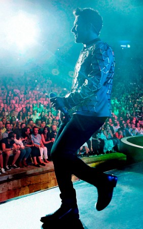 Böylelikle bayrama girmeye hazırlanan İstanbullulara Tarkan, büyülü bir gece yaşattı. Bu akşam 7 konserlik serisinde son kez sevenleriyle bir araya gelecek Megastar, bu sene için Açıkhava’daki “Tarkan Zamanı” nı tamamlayacak.