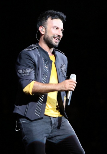 Binlerce kişinin tek bir ağızdan şarkılara eşlik ettiği gecede Tarkan, “Yeni albümümü sevdiğiniz için çok mutluyum. Üzerinde dört sene gece gündüz çalıştım.” dedi. Açıkhava’yı dolduran binler, Tarkan’ın sözlerine alkışlarla karşılık verdi.