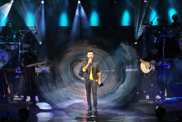 Yılın “Tarkan Zamanı” Harbiye Açıkhava’da yine binlerce müzikseveri ayağa kaldıran Tarkan, sahneye etkileyici bir giriş yaparak yeni albümü “10”un çıkış şarkısı “Yolla”yı seslendirdi.