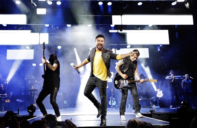 Açıkhava’yı dolduran sevenlerinin tek bir ağızdan eşlik ettiği konserde Tarkan, klasikleşen pop şarkılarının yanı sıra 15 Haziran’da yayınlanan “10” albümünden “Yolla”, “Kedi Gibi”, “Çay Simit”, “Çok Ağladım” gibi yeni şarkılarını da seslendirdi.