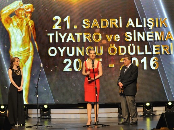 AYCA VARLIER ODULUNU ZİHNİ GOKTAY VE AYCA KOYUNCUOGLU'NDAN ALDI