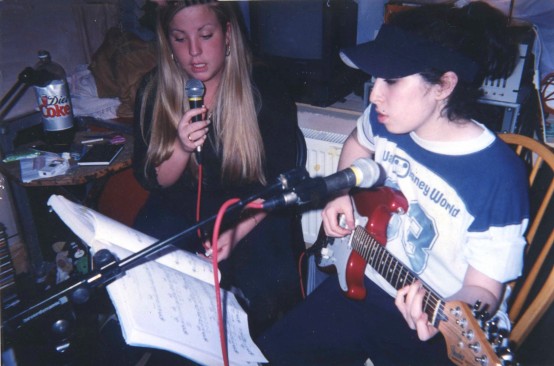 Amy Winehouse gitar çalarken.