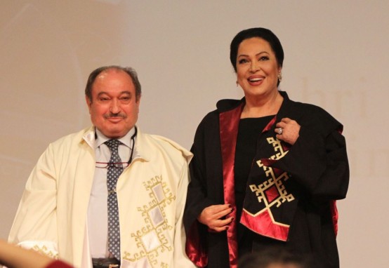 Türkan Şoray'a Fahri Doktora Ünvanı Verildi