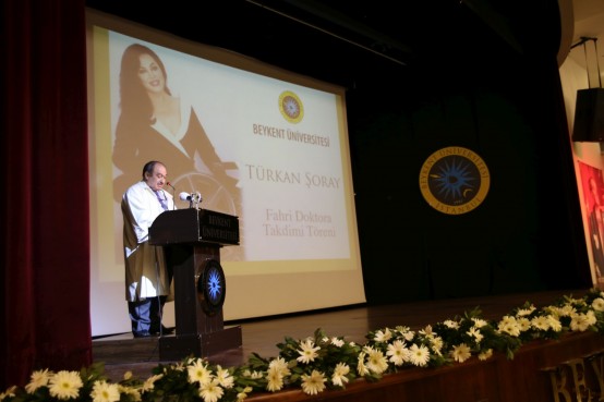 Türkan Şoray'a Fahri Doktora Ünvanı Verildi