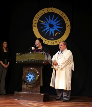 Türkan Şoray'a Fahri Doktora Ünvanı Verildi