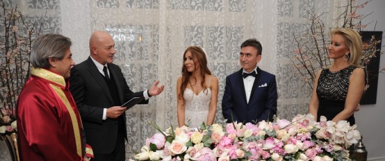 Mehmet Akbay -Didem Özfiliz çifti; 3 Ocak akşamı 600 kişilik bir düğün töreni ile dünya evine girmeyi planlamışlardı. Ancak çift, ülkemizde yaşanan üzücü olaylardan dolayı düğünü iptal edip aile arasında nikah kıymayı tercih etti.
Beyoğlu Belediye Başkanı Ahmet Misbah Demircan’ın kıydığı nikahta gelinin şahitliğini Doğuş Holding Yönetim Kurulu Başkanı Ferit Şahenk, damadın şahitliğini ise Diana Şahenk yaptı.