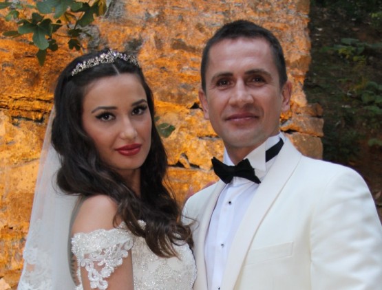 Eski Galatasaraylı milli futbolcu Emre Aşık, Yağmur Sarnıç ile evlendi.