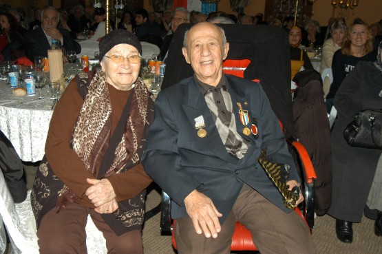 61 yıllık evli çift Karaböcek'in şarkılarıyla nostalji yaşadı.