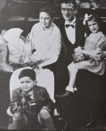 Halit Akçatepe 5 yaşında Muhsin Ertuğrul'un Nasrettin hoca dügünde filminde ( 1943 )
