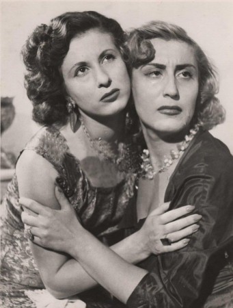 Hümaşah Hiçan ve Gönül Ülkü Özcan - "Sabahsız Geceler" sinema filminde / 1952
 (Bilim ve Sanat Vakfı Arşivi)
