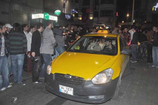 Beyoğlu'nda Kıvanç Tatlıtuğ izdihamı