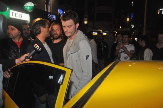 Beyoğlu'nda Kıvanç Tatlıtuğ izdihamı