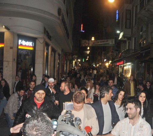 Beyoğlu'nda Kıvanç Tatlıtuğ izdihamı