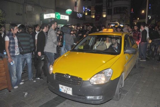 Beyoğlu'nda Kıvanç Tatlıtuğ izdihamı