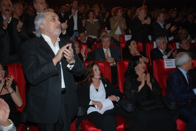 Müjdat Gezen, Yıldız Kenter, Türkan Şoray, Bursa da MGS Merkezi&#039;nin açılışında.  (29.11.2011)