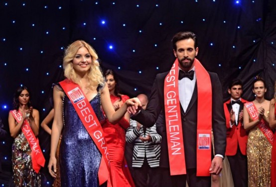 Murat Özbek 2014 yılında düzenlenen Best Model of Turkey yarışmasında 5. olarak 'Best Gentleman' seçilmişti. Başarılı model oyunculuk aşkına Ankara'dan İstanbul'a taşınırken, ünlülerin menajeri Tümay Özokur ile anlaştı.