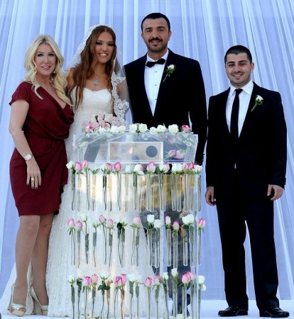 Demet Akalın ve Okan Kurt 23 Nisan Çocuk Bayramı'nda Çırağan Sarayı'nda evlendi. Demet Akalın'ın nikah şahitliğini Seda Sayan, Okan Kurt'un ise yakın arkadaşı Murathan Özer yaptı.
