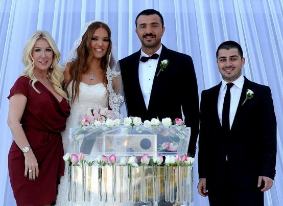 Demet Akalın ve Okan Kurt 23 Nisan Çocuk Bayramı'nda Çırağan Sarayı'nda evlendi. Demet Akalın'ın nikah şahitliğini Seda Sayan, Okan Kurt'un ise yakın arkadaşı Murathan Özer yaptı.