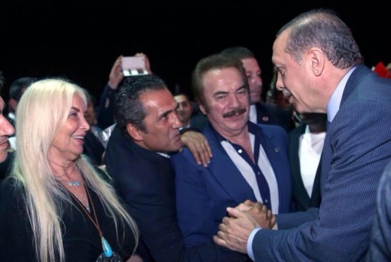 Emine Erdoğan sanatçılarla yakından ilgilendi.