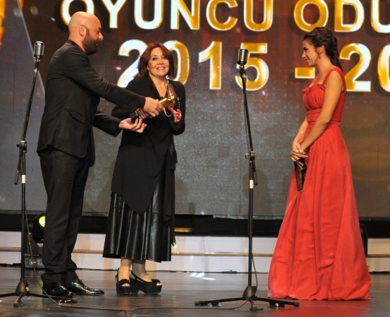 TOLGA TEKİN VE BEGUM BİRGOREN TİLBE SARAN'A ODULUNU VERİRKEN