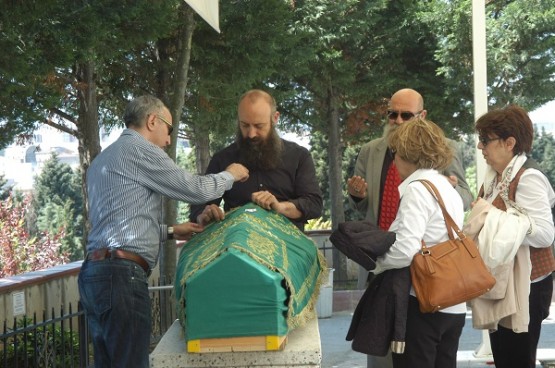 Halit Ergenç annesini son yolculuğa uğurladı.