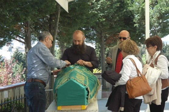 Halit Ergenç annesini son yolculuğa uğurladı.
