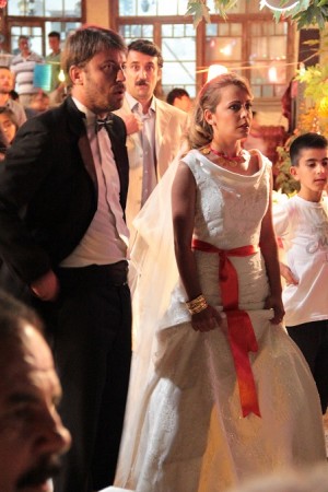 Tolga Güleç ve Vildan Atasever düğün sahnesinde.
