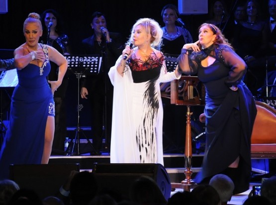 Çiğdem Tunç ve Burçin Orhon’dan sürpriz…
Sanatçı konserinin ilk bölümünün sonunda ise sahnede doğum günü kutlaması yaptı. Mavi boncuk şarkısını söylemeye hazırlanan sanatçı bir anda karşısında 30 yıl önce rol aldığı Neşe-i Muhabbet müzikalinde kendisine şarkıları sırasında eşlik eden dansçıları buluverdi. Aralarında Çiğden Tunç ve Burçin Orhon’un da bulunduğu dansçılar Emel sayını 30 yıl öncesine götürerek ilk nostalji sürprizini yaptılar ve Mavi Boncuk şarkısında sanatçıya dans ederek eşlik ettiler. Emel Sayın “Görüyorsunuz değil mi herkes yaş alıyor bir tek bin yaşlanmıyorum” dedi.