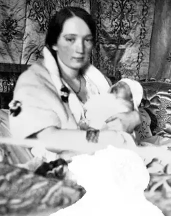 Türker İnanoğlu, Annesi Nazmiye Hanım’ın Kucağında 1936