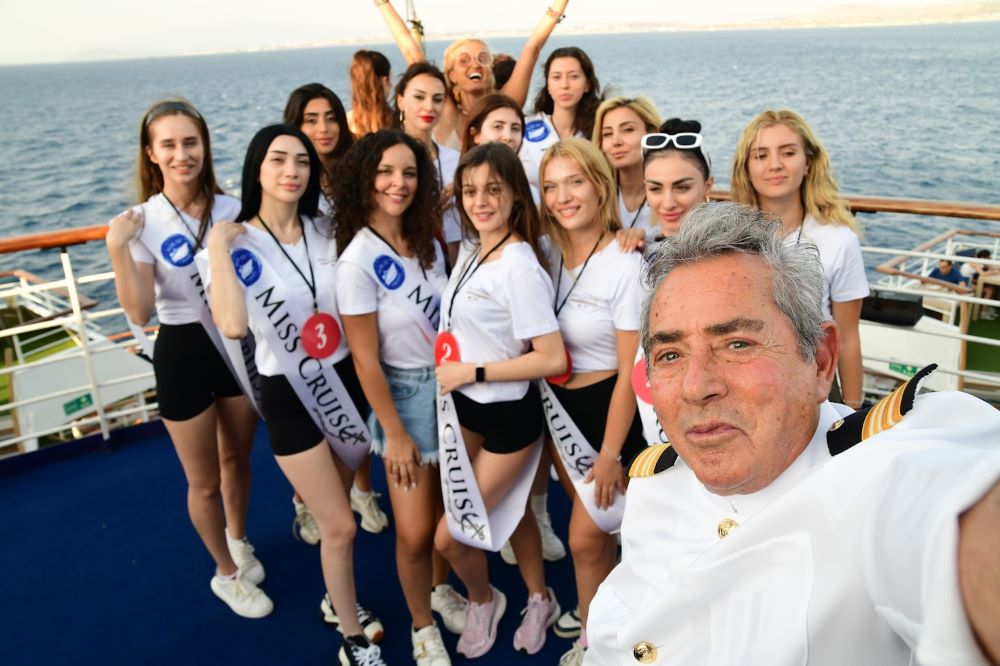 Salih Güney Güzellerle Selfie Çekti.